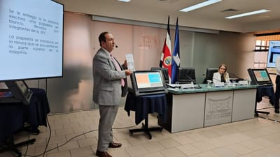 El director del registro electoral del TSE, Héctor Fernández, explicó como funcionará el voto electrónico. Foto: CRH
