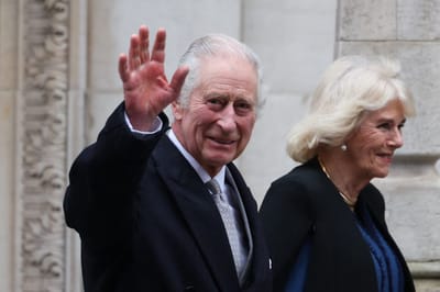 Rey Carlos III y su esposa. Foto AFP.