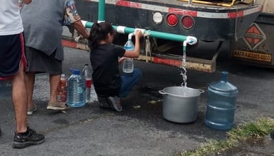 Las autoridades han distribuido agua en cisternas en estos cantones. Foto: CRH