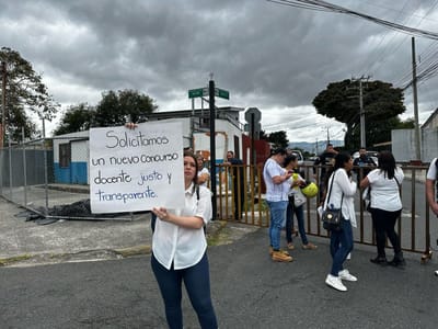 Protesta de educadores en Casa Presidencial para apertura de concurso docente. Foto: Enero 2024