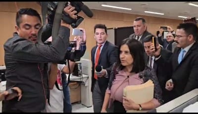 Marta Esquivel, presidenta ejecutiva de la CCSS suspendida, resguardada por oficiales de la UEI. Archivo CRH
