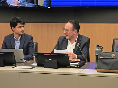 Eliécer Feinzaig, diputado del PLP, y su asesor Adrián Fernández. (Cortesía).