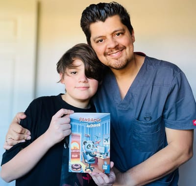 Jonathan Cabezas y su hijo, Josué, escribieron el libro de "Pandamix y el Pequeño Aviador", basado en las historias que inventaban antes de dormir