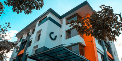 Fachada Universidad Creativa Costa Rica.