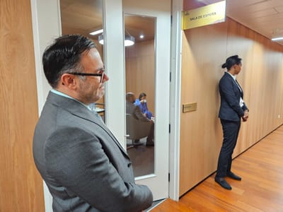 Esquivel estuvo esperando en una sala adjunta.