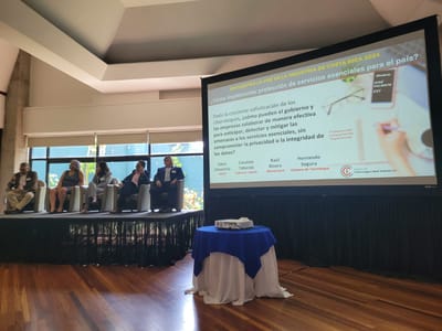 Panel en La Voz de la Industria