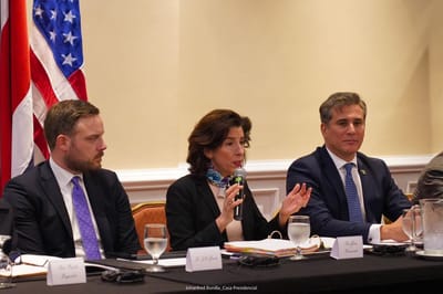 Gina Raimondo secretaria de Comercio de EE. UU (centro) y Manuel Tovar, ministro de Comercio Exterior.