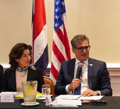 Gina Raimondo secretaria de Comercio de EE. UU y Manuel Tovar, ministro de Comercio Exterior.