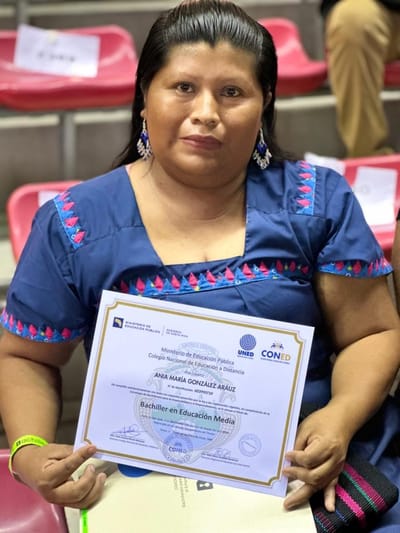 Annia al recibir su título de Bachillerato para la Empleabilidad y el Emprendimiento.