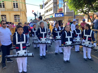 28 bandas estudiantiles llenan de música las calles alajuelenses