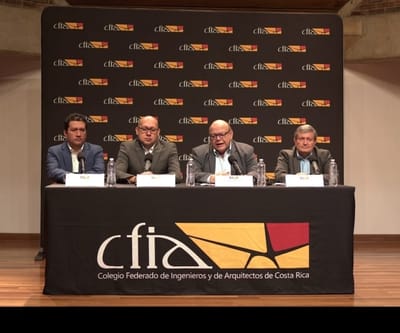 En el centro, Olman Vargas, presidente del CFIA. (CRH).