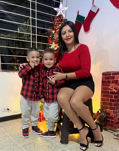 Giovanna Rodríguez con sus gemelos de 4 años, Santiago y Christopher.