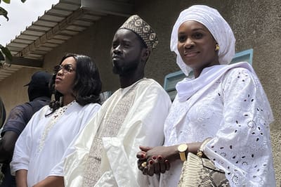 Bassirou Diomaye Faye, nuevo presidente de Senegal, junto a sus esposas. AFP.