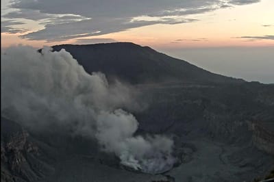 Erupción en el volcán Poás, captada este 5 de abril por las cámaras de Ovsicori. Tomado de Facebook