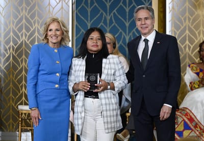 FOTO: (Doris Ríos recibiendo premio Mujeres Coraje)