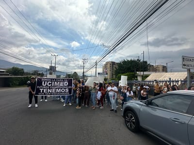 Manifestación de estudiantes en la Ucimed.