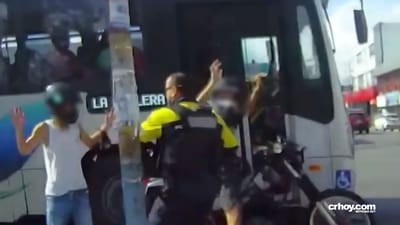 Oficiales municipales evitan asalto a autobús