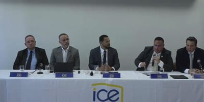 Marco Acuña, presidente ejecutivo del ICE, y Roberto Quirós, con micrófono, quien es el gerente de Electricidad. Captura de pantalla ICE