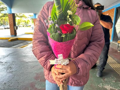 El ramo de flores que recibió la niña tras su salida del Hospital.