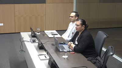 David Rojas Alfaro, ingeniero de la UIA de la DGAC, y Silvia Jiménez, directora del Departamento de Aeropuertos de la DGAC. Foto: YouTube/Asamblea Legislativa