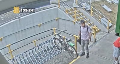 Hombre ingresa a parqueo de supermercado y roba una bicimoto