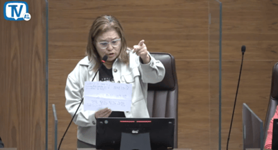 La diputada Ada Acuña mostró en una hoja su número celular y el de Valverde en el plenario.