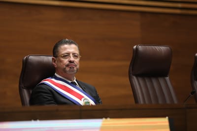El presidente Chaves mientras escuchaba el discurso de Rodrigo Arias. Foto: Asamblea.
