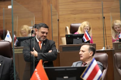 Diputados del PLP, Gilberto Campos y Diego Vargas, al fondo su compañera Cynthia Córdoba. Foto: Asamblea.