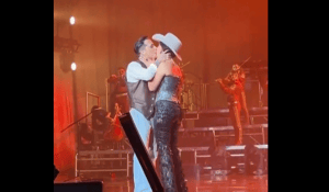 Christian Nodal y Ángela Aguilar se dieron un beso por primera vez en público.
