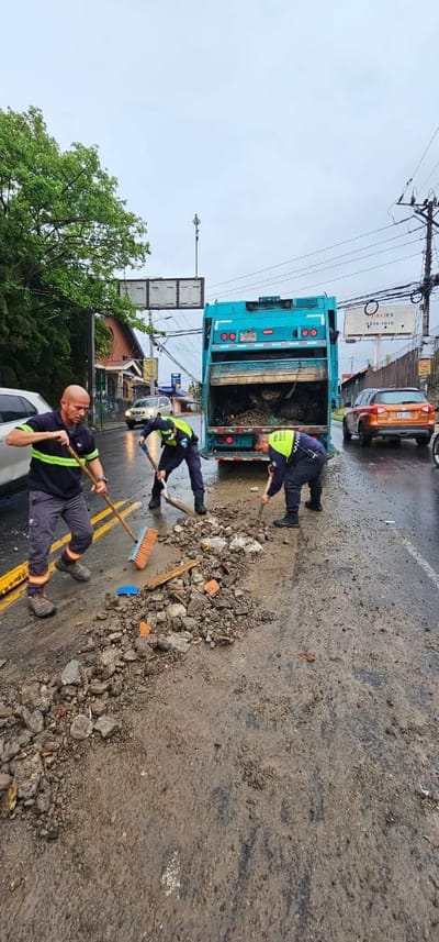 Bajo la lluvia, con palas y escobones lograron retirar los desechos