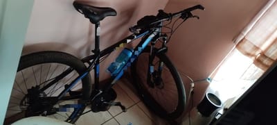 Allanan casa de hombre que atropelló con su bicicleta a adulta mayor