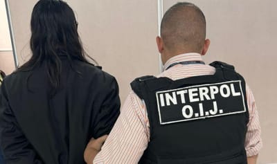 Detienen en el Juan Santamaria a hombre buscado por la INTERPOL