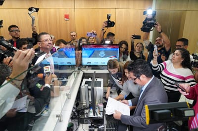 Chaves presentó el proyecto en la Secretaría del Directorio del Congreso. Foto: Casa Presidencial.