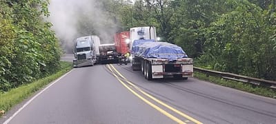 Ruta 32 se mantiene cerrada debido a choque de dos trailers y un camión