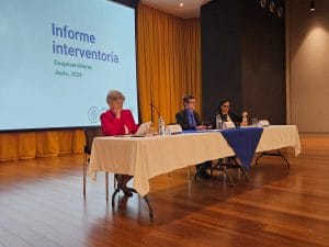 En el centro, Marco Hernández, resolutor de Coopeservidores. (CRH).