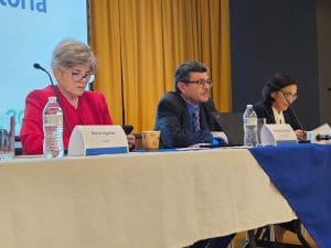De izquierda a derecha, Rocío Aguilar, jerarca de la Sugef, Marco Hernández, resolutor, y Laura Suárez, presidenta del Conassif. (CRH).