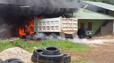 Vagoneta y automóvil arden en llamas dentro de una llantera en Guanacaste