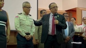 Gerald Campos, ministro de Justicia, junto al director de la Policía Penitenciaria, Nils Ching Vargas.