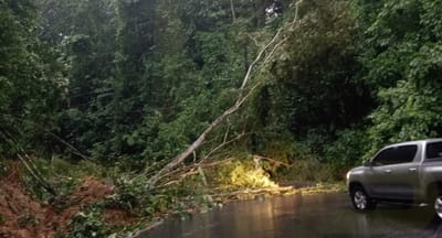 Reportan 60 personas aisladas por dos derrumbes en la Fortuna de San Carlos