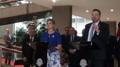 El presidente, Rodrigo Chaves Robles y la ministra de Presidencia, Laura Fernández (CRH)