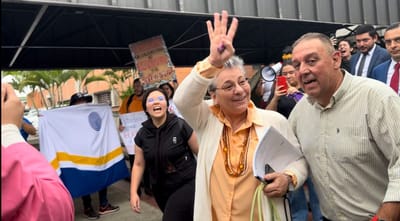 Ministra de Educación salió abucheada por los estudiantes presentes en el lugar.