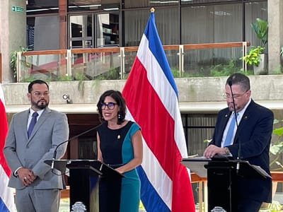 Marco Acuña, presidente ejecutivo del ICE, Paula Bogantes, ministra de Ciencia y Tecnología y el presidente Rodrigo Chaves.