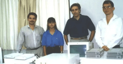 Mario Guerra, Ana Lucía Chavarría, Dr. Guy de Téramond y Abel Brenes, en enero de 1993 poco antes de la primera conexión a Internet en el país/Foto UCR