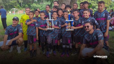 Le robaba a su mamá para consumir droga; ahora dirige escuela de fútbol para alejar a niños de estupefacientes