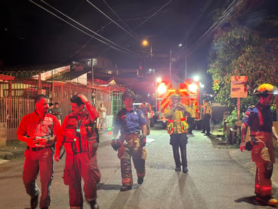 Trasladan a Hospital a hombre que cayó cauce del río en Tres Ríos