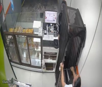 Cámaras de seguridad registran violento asalto en panadería de Curridabat