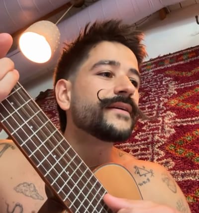 Camilo cantando junto a su hija Índigo.