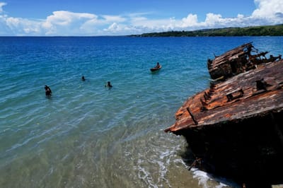 Habitantes de un pueblo junto a un naufragio arrastrado por la corriente en las afueras de Honiara, la capital de las Islas Salomón./ AFP)
