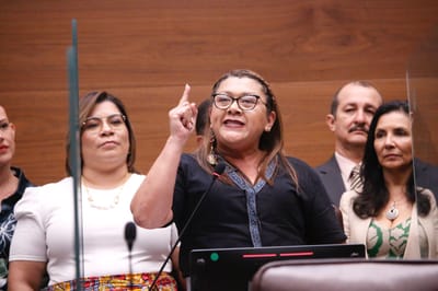 La diputada del PLN Sonia Rojas cuestionó la incapacidad de la ministra del MEP para solventar la falta de pago de estos docentes.