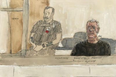 Este retrato del 2 de septiembre de 2024 muestra al acusado Dominique P. (derecha) durante el juicio en el que se le acusa de drogar a su esposa / AFP)
